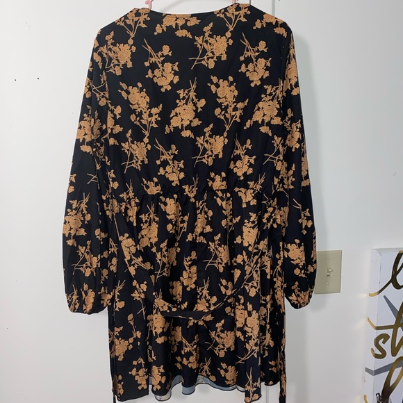 A floral print dress - Picture 4 of 4